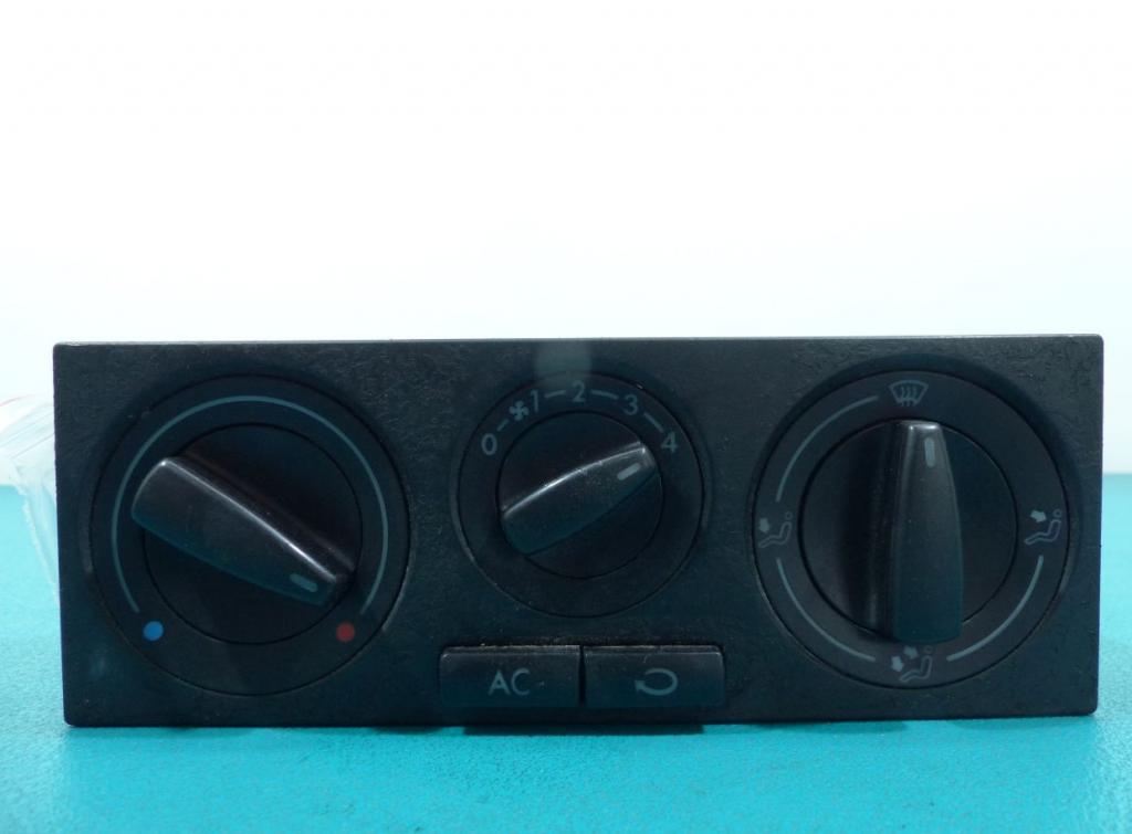 - Panel kúrenia VW Golf IV 1J0820045F