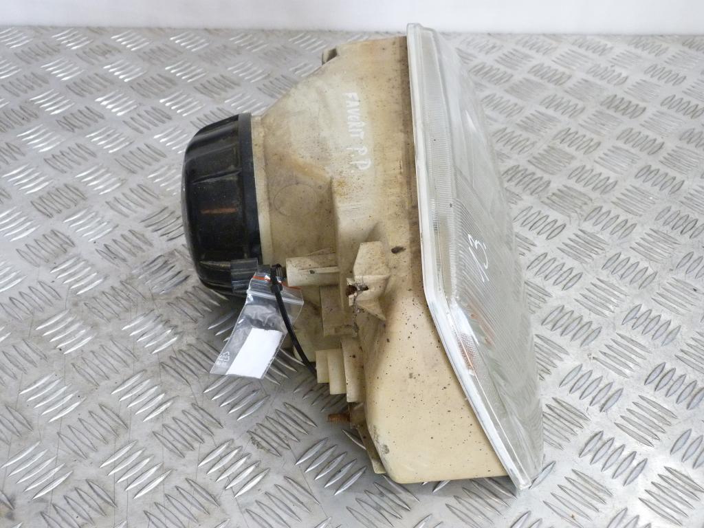 Svetlo predné pravé Škoda Favorit (poškodený 1 úchyt)