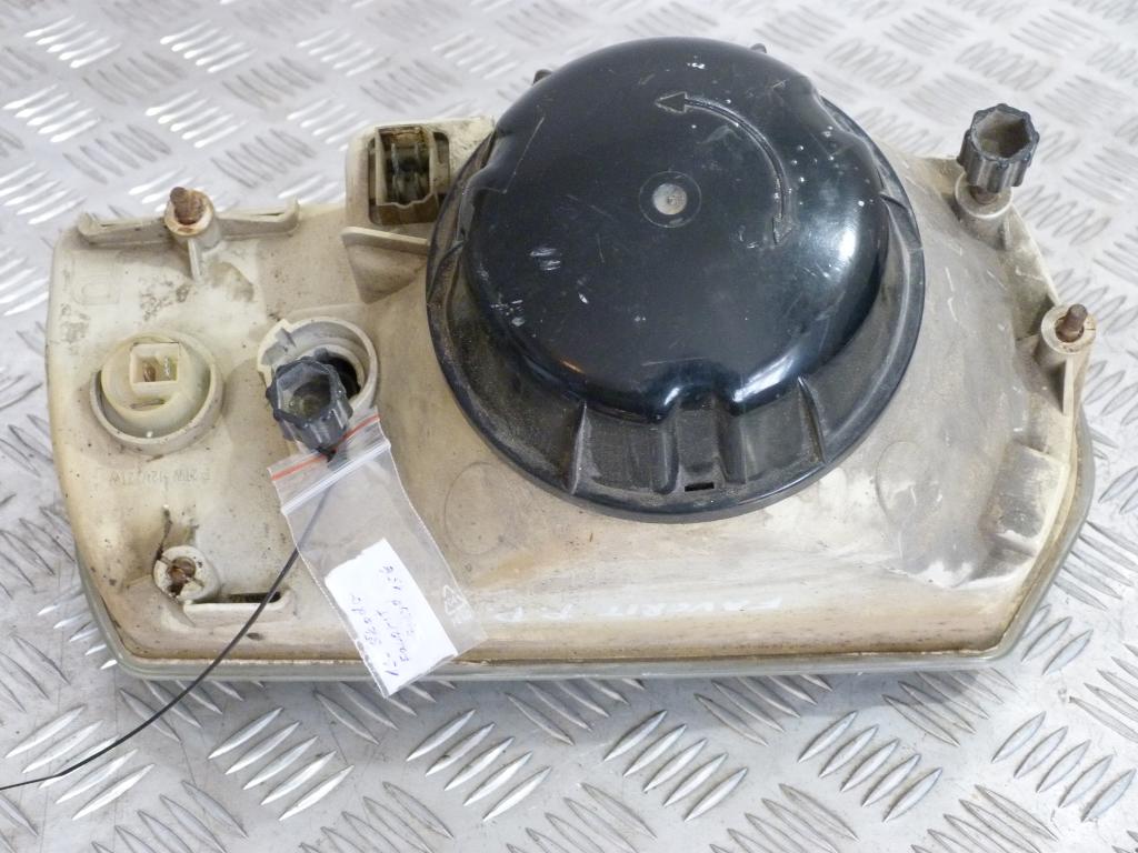 Svetlo predné pravé Škoda Favorit (poškodený 1 úchyt)