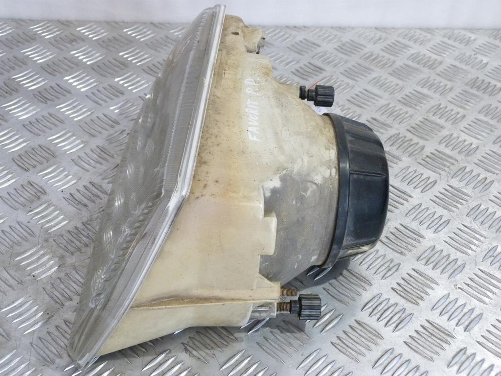 Svetlo predné pravé Škoda Favorit (poškodený 1 úchyt)