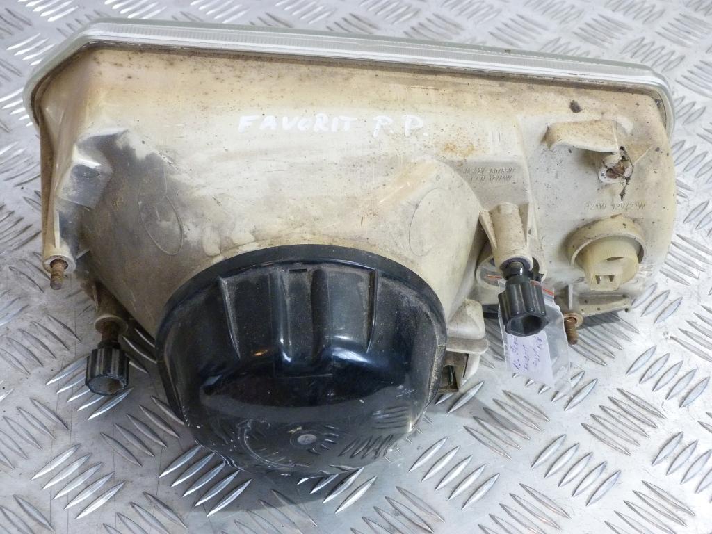 Svetlo predné pravé Škoda Favorit (poškodený 1 úchyt)