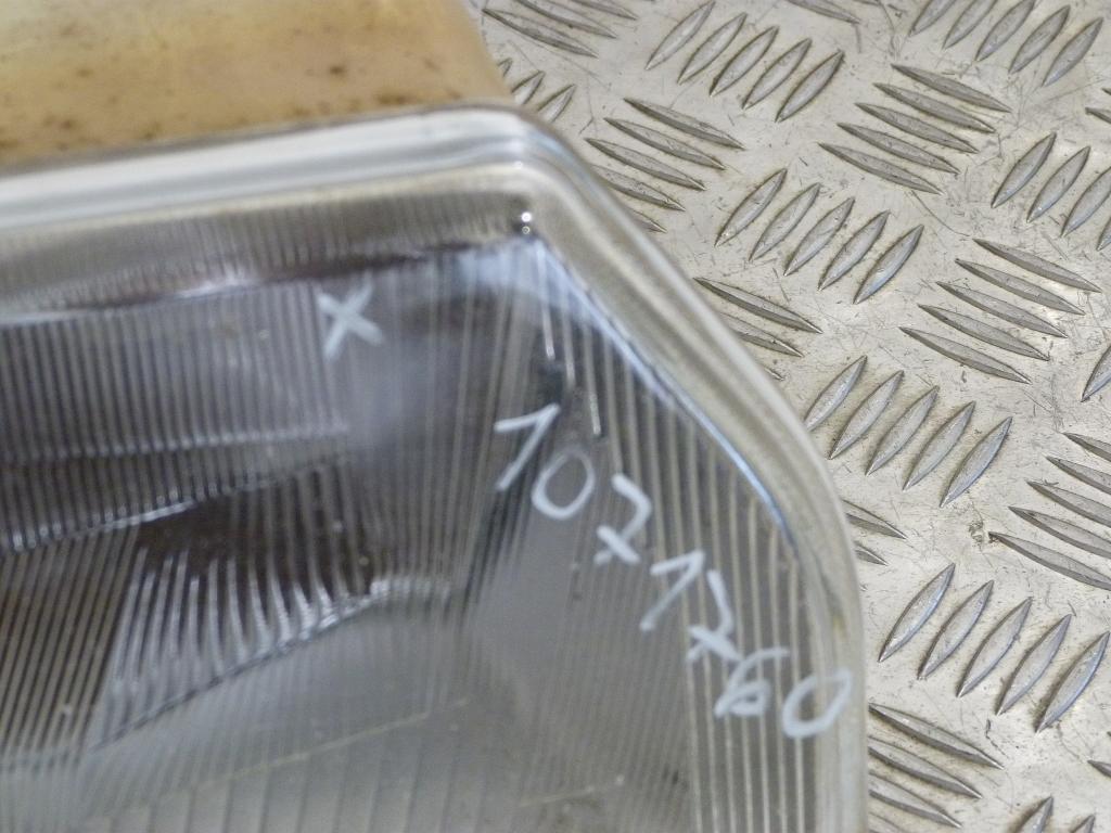 Svetlo predné pravé Škoda Favorit (poškodený 1 úchyt)