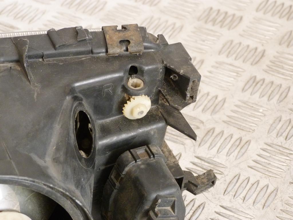 Svetlo predné pravé Audi 80 r.v. 1986-1991 (poškodené úchyty) 893941004a, 0301075302