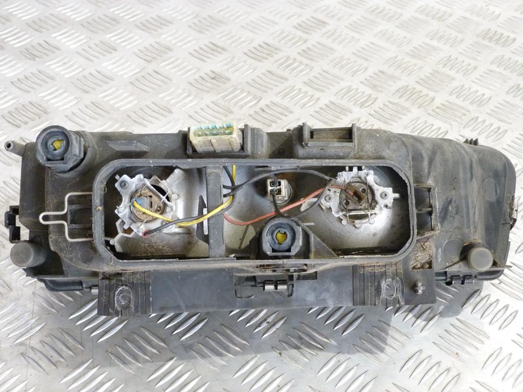 Svetlo predné pravé Citroen Xantia r.v. 1993-1998 (poškodený 1 úchyt)