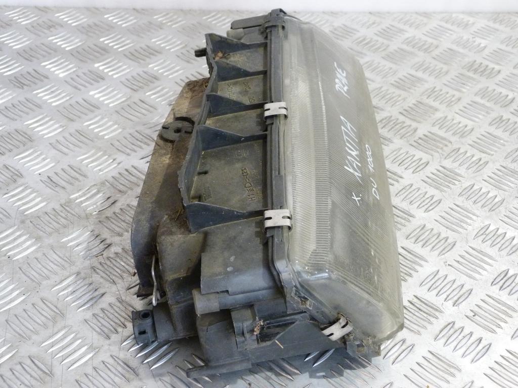 Svetlo predné pravé Citroen Xantia r.v. 1993-1998 (poškodený 1 úchyt)
