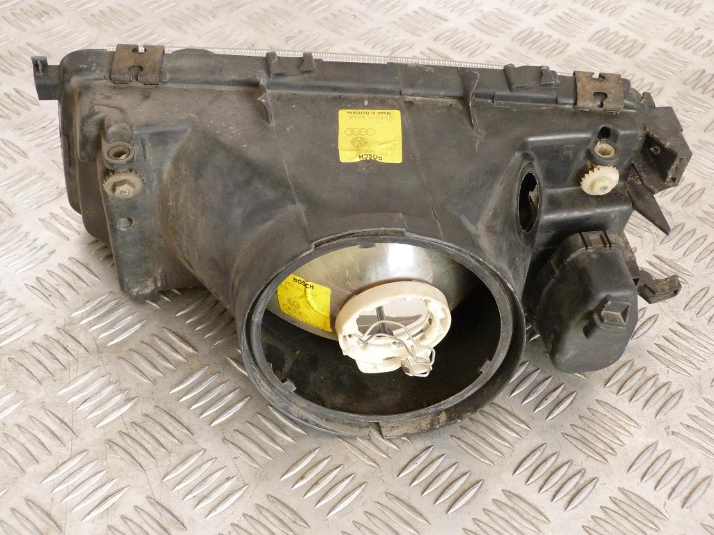 Svetlo predné pravé Audi 80 r.v. 1986-1991 (poškodené úchyty) 893941004a, 0301075302
