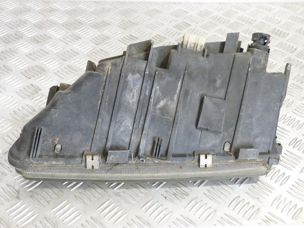 Svetlo predné pravé Citroen Xantia r.v. 1993-1998 (poškodený 1 úchyt)