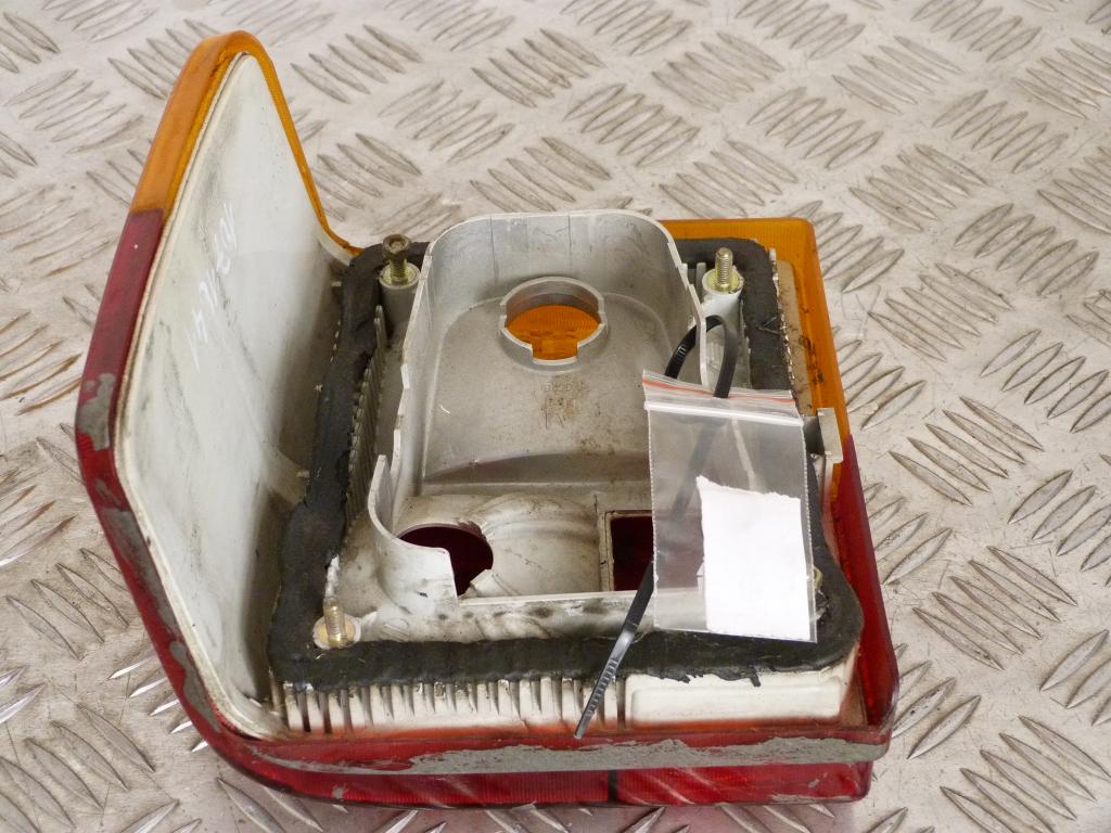 Svetlo zadné pravé Audi 80 B2, Audi 100 C3 445945218 (mierne poškodené)