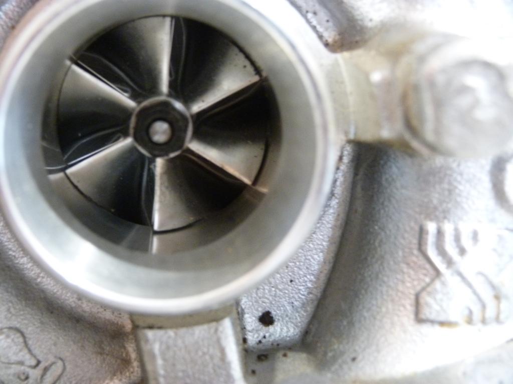 Audi A1, A3, Q3, Seat Altea, Alhambra, Leon, Škoda Octavia II, Superb II, Yeti, VW Caddy III, Golf Plus, Golf VI, Tiguan, Passat CC, Scirocco, Sharan, Jetta IV, Touran, Passat B7 2.0TDI   81kW, 100kW, 103kW 03l253056g poškodený obal regulácie turba, ohnut