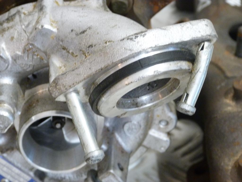 Audi A1, A3, Q3, Seat Altea, Alhambra, Leon, Škoda Octavia II, Superb II, Yeti, VW Caddy III, Golf Plus, Golf VI, Tiguan, Passat CC, Scirocco, Sharan, Jetta IV, Touran, Passat B7 2.0TDI   81kW, 100kW, 103kW 03l253056g poškodený obal regulácie turba, ohnut