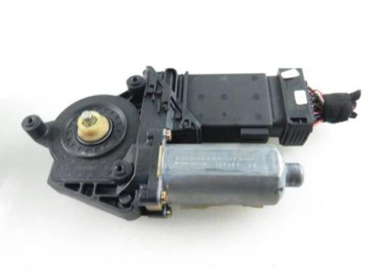 Motorček okna pravy predný PASSAT B5 3B4837752CQ