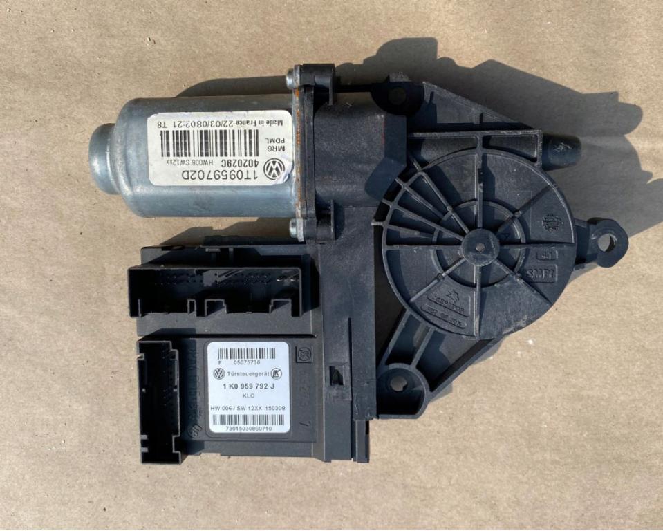 motor: Okna: pravý predné VW Golf V 