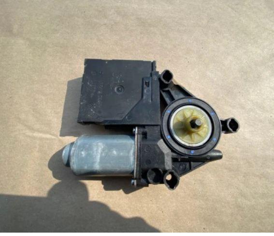 motor: Okna: pravý predné VW Golf V