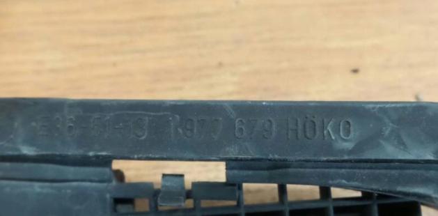 1977679 mří torpédo plast pod čelní okno BMW E36