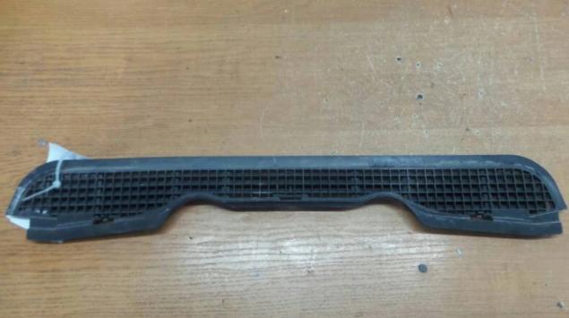 1977679 mří torpédo plast pod čelní okno BMW E36