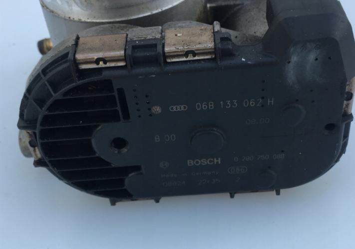 Škrtiaca klapka AUDI A4 B6 2.0 - 06B133062H