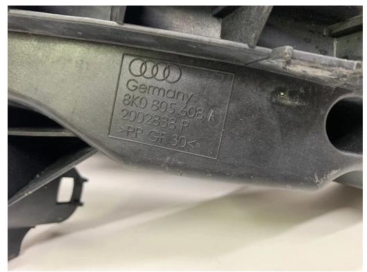 AUDI A4 B8 Úchyt Uchytenie -    1301073034