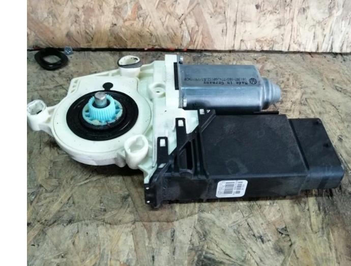 LEON I 1M Motorček okna predný ľavy 1C0959801B