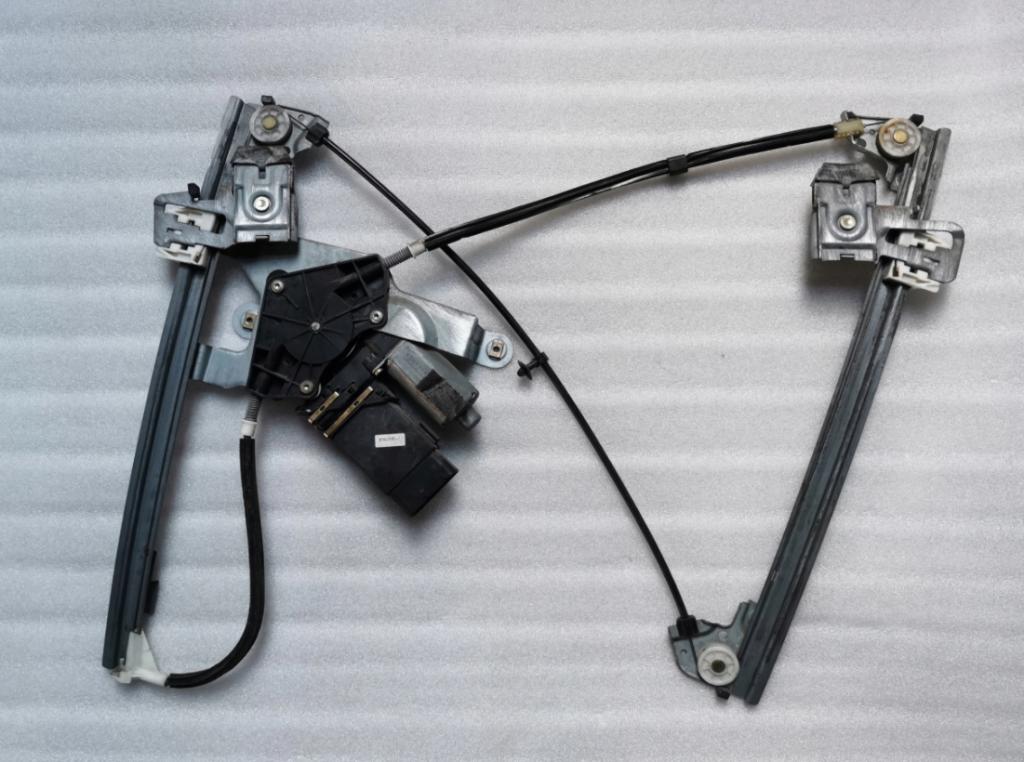 Mechanizmus okna ľavy predný SKODA OCTAVIA 104411301