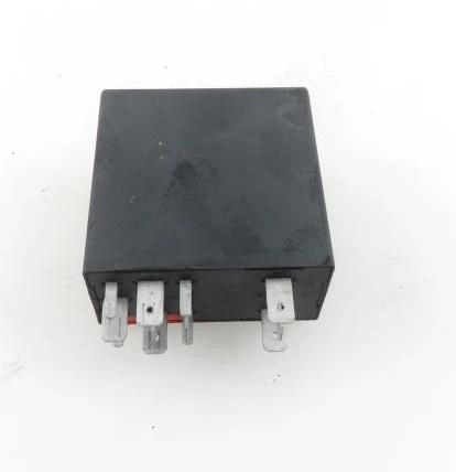 relé stieračov AUDI A4 B5 Avant 8D0907701A