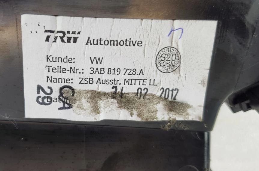 VW PASSAT B7 Mriežky kúrenia stredna 3AB819728A