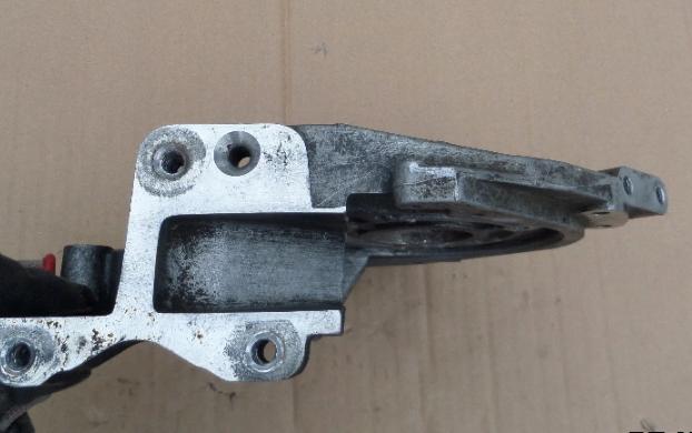 Držiak pumpy vstrekovacej 7700870111 KANGOO 1.9 D