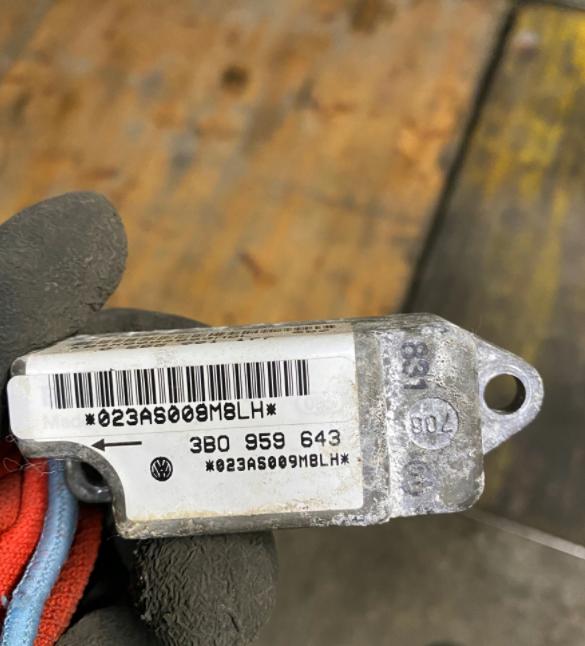 snímač nárazu bočních VW Passat b5 3B0959643
