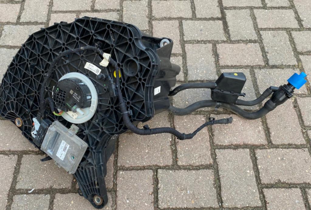 AUDI A4 B9 2.0TDI Nádržka ADBLUE: + Pumpa Modul