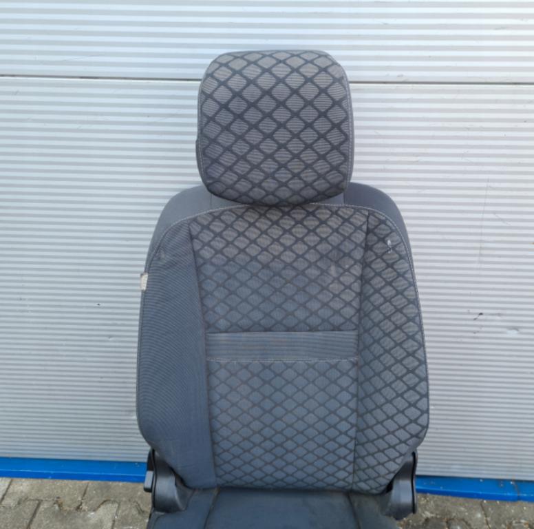 RENAULT SCENIC III Sedadlo pravé predné 7701060686