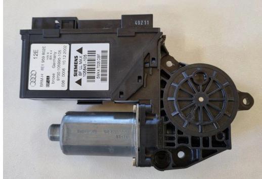 Motorček okna pravy predný AUDI A4 B6 8E1959802E