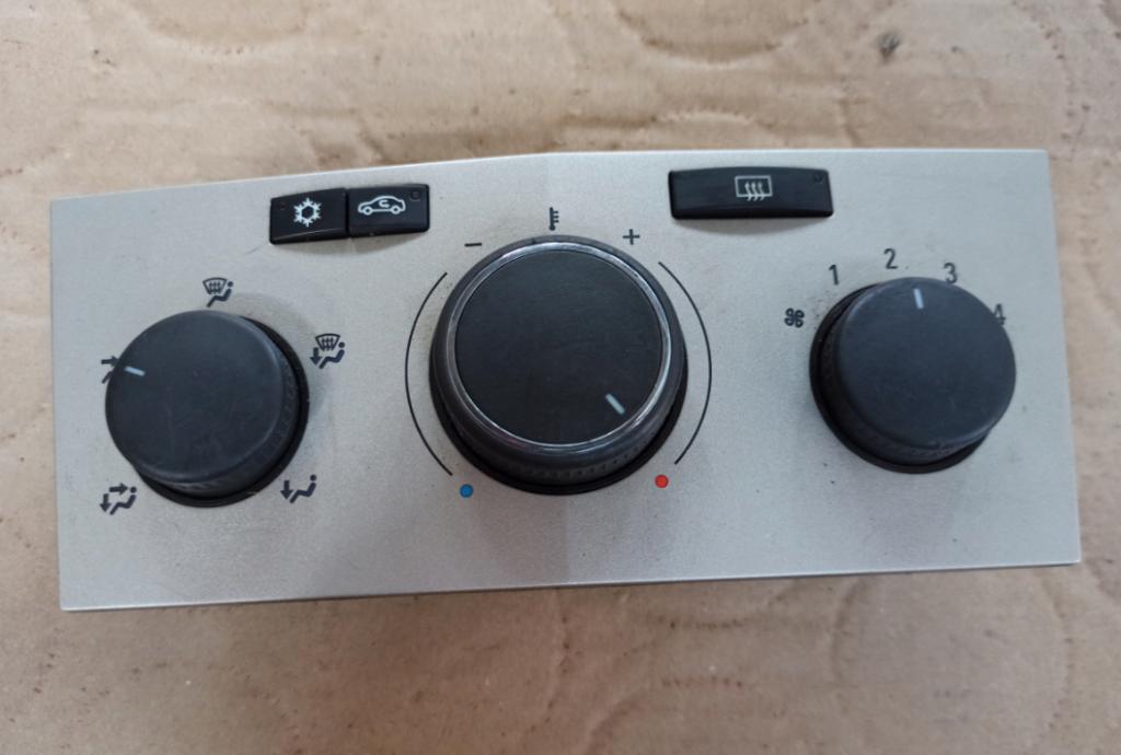 Opel Astra III H Panel kúrenia / klimatizácie 13247814 tmavo sivá