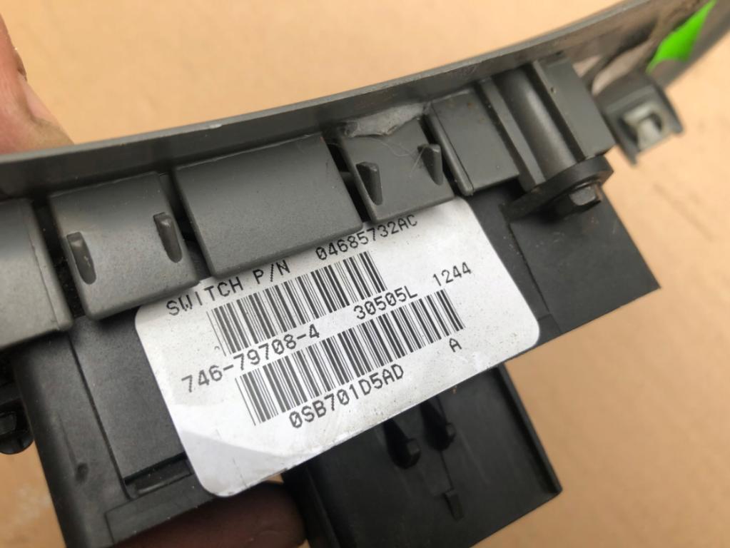 CHRYSLER GRAND VOYAGER IV: levý přední panel ovládání okna 04685732AC