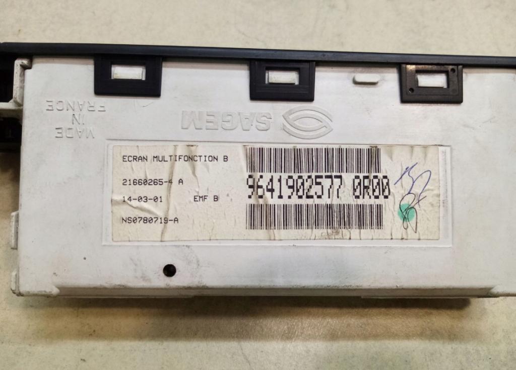 Dislpej radia PEUGEOT 406 9641902577