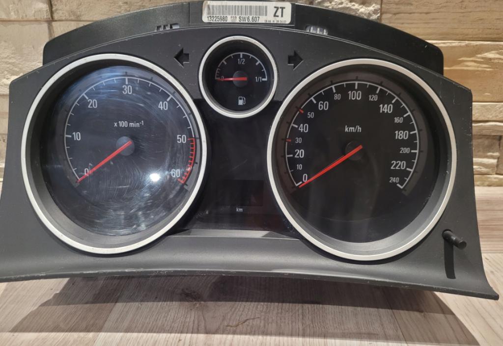 Opel Astra H Zafira B prístrojovka/ budíky 13225980