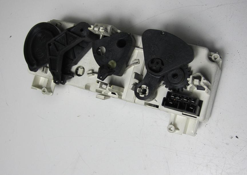 Panel kúrenia PEUGEOT 306 830051263F
