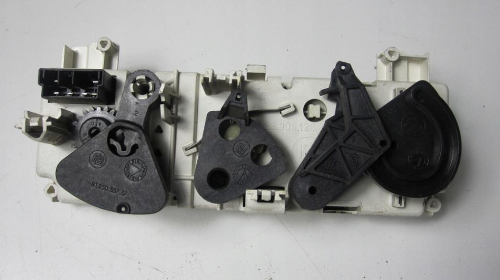 Panel kúrenia PEUGEOT 306 830051263F