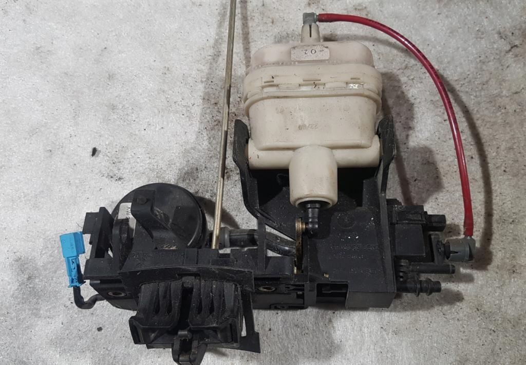 Mercedes W220 A2208000478 zámek: zadnej kufrové dvere