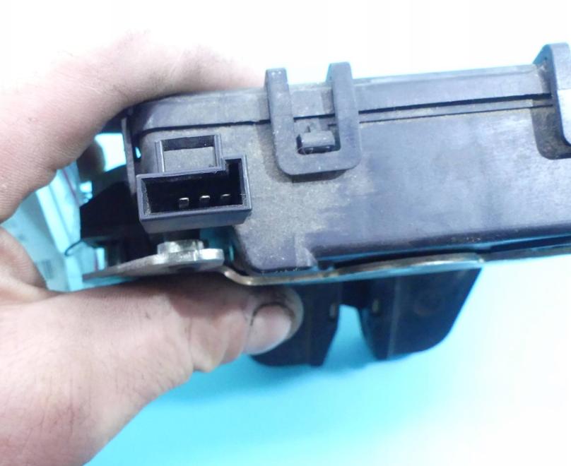 zámok dverí kufra zad 3 pin OPEL ZAFIRA B