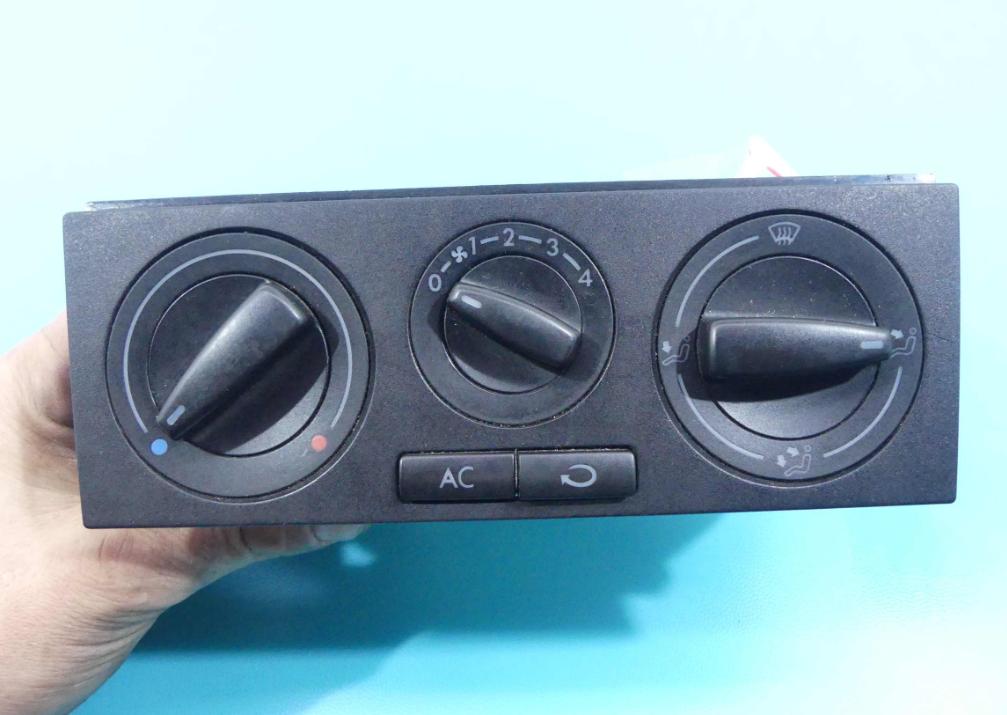 Panel kúrenia VW POLO III 6N 1J0820045F
