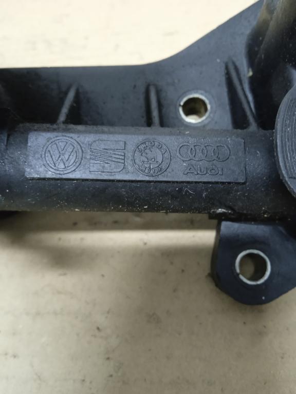 Polo Škoda 1.2 obal Termostatu 03C121111B