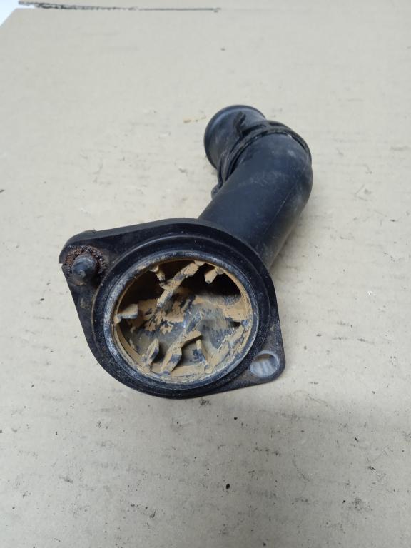 VW AUDI SEAT SKODA 1.9 TDI priruba vody 038121121D