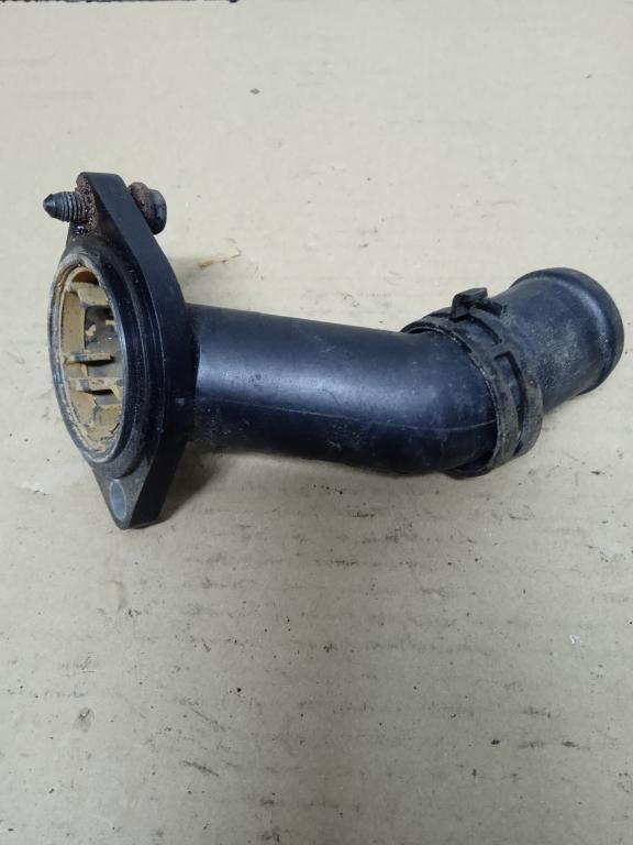 VW AUDI SEAT SKODA 1.9 TDI priruba vody 038121121D