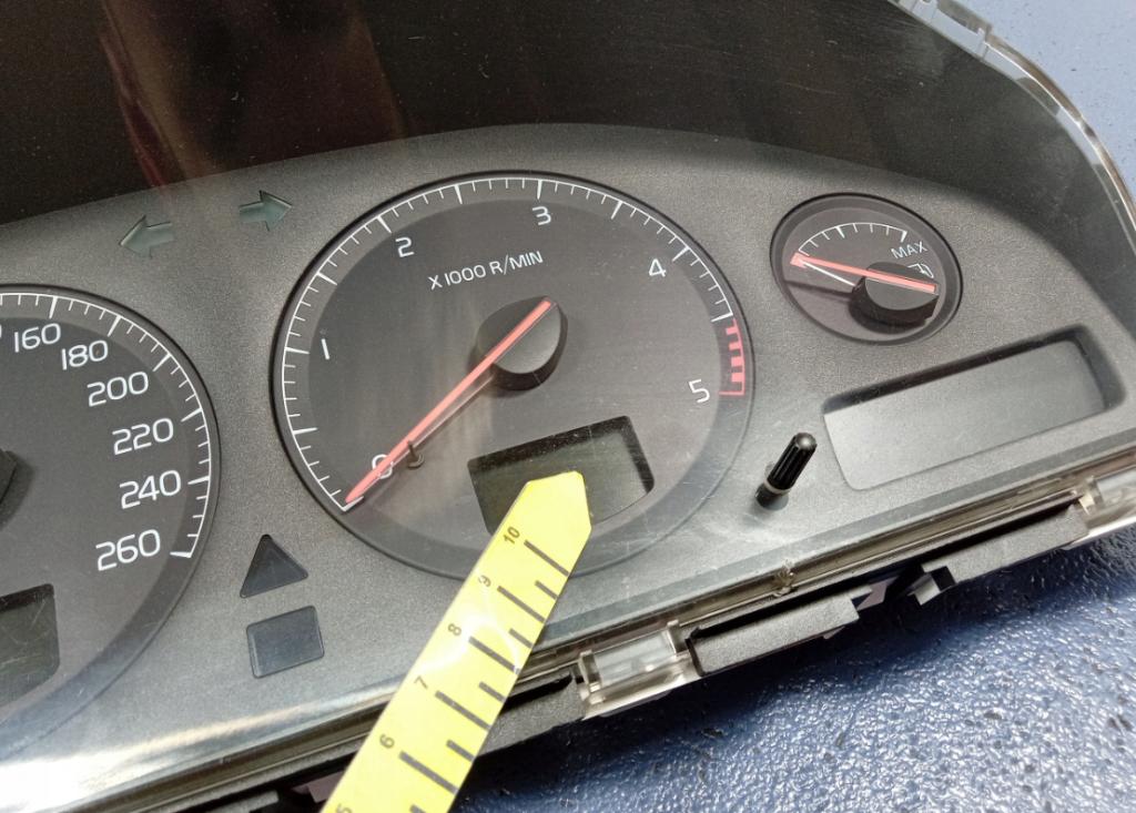 VOLVO S60 I V70 2.4 D5 Prístrojovka ,dislpej EU 8637996