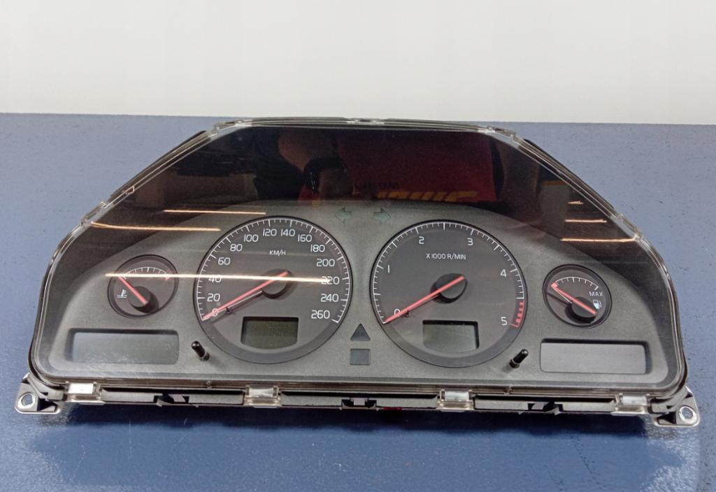 VOLVO S60 I V70 2.4 D5 Prístrojovka ,dislpej EU 8637996