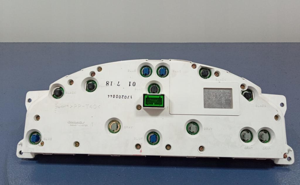 VOLVO S60 I V70 2.4 D5 Prístrojovka ,dislpej EU 8637996