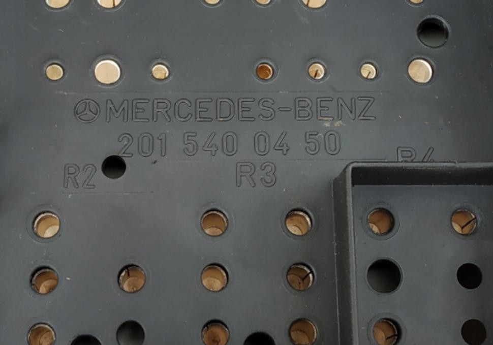 skříňka: poistka Mercedes 190 W201 2015400450