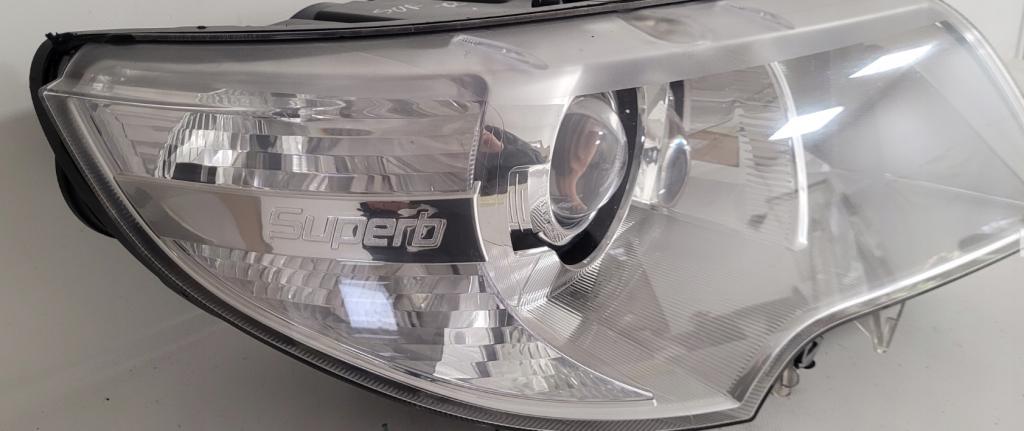 světlomet XENON pravý SKODA SUPERB II 2