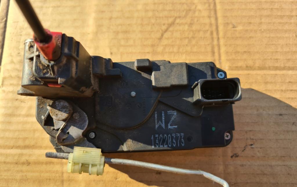 OPEL ZAFIRA B ASTRA H zámok Dvere ľavy zad 13220373
