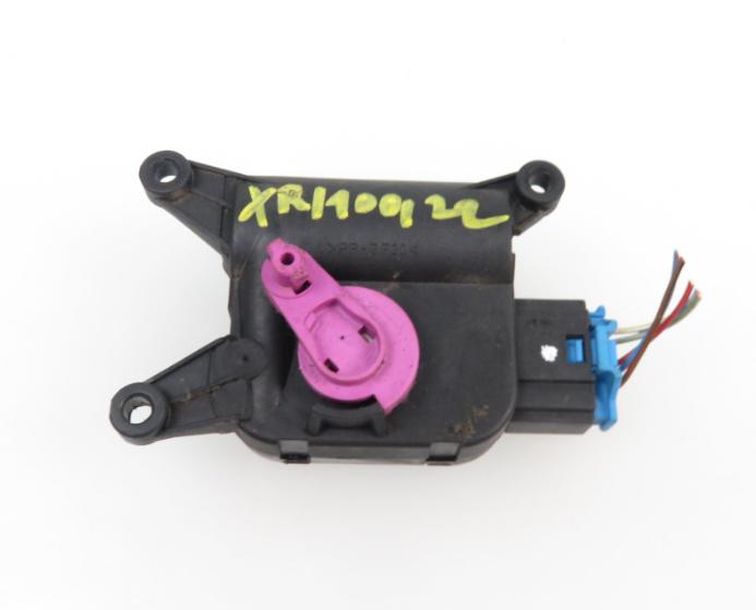 Motorček dvierok kúrenia A4 B6 8E1820511A