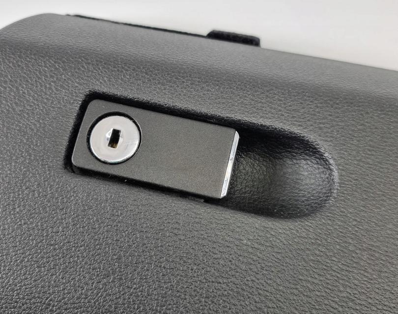 Priehradka, kastlík spolujazdca MERCEDES W212  Európa
